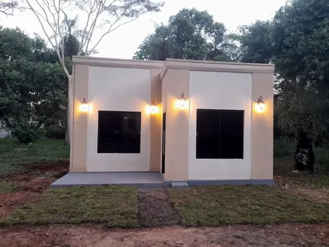 Vivienda de una planta con cuatro apliques de pared encendidos en la fachada